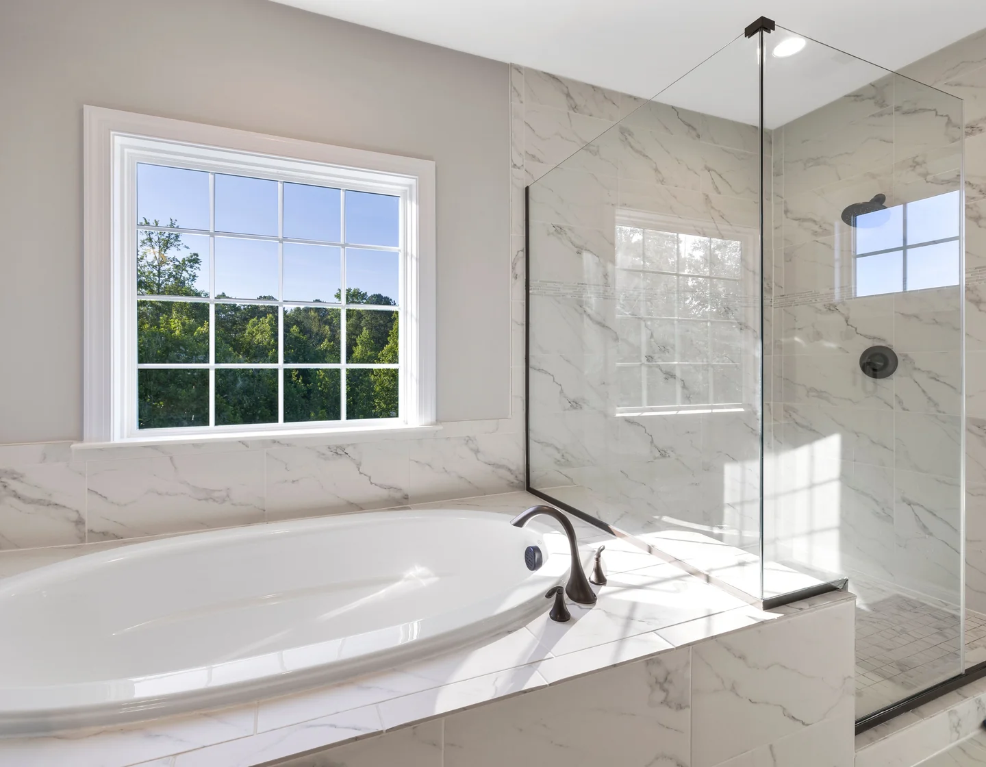 Helles modernes Badezimmer mit Badewanne und verglaster Dusche